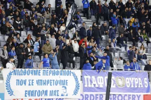 ΑΕΛίστες και Παφίτες από τις εξέδρες (Φώτος)