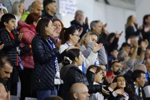 ΑΕΛίστες και Παφίτες από τις εξέδρες (Φώτος)
