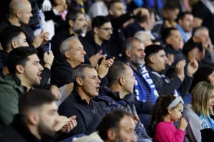 ΑΕΛίστες και Παφίτες από τις εξέδρες (Φώτος)
