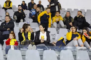 ΑΕΛίστες και Παφίτες από τις εξέδρες (Φώτος)