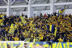 ΑΕΛίστες και Παφίτες από τις εξέδρες (Φώτος)