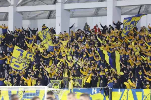 ΑΕΛίστες και Παφίτες από τις εξέδρες (Φώτος)
