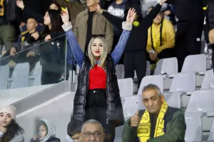 ΑΕΛίστες και Παφίτες από τις εξέδρες (Φώτος)