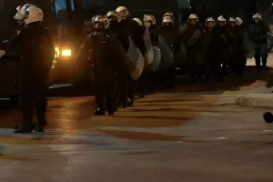 Ανακοίνωση ΕΛ. ΑΣ. για τα επεισόδια: "Χούλιγκαν κινήθηκαν κατά αστυνομικών, ενώ πραγματοποίησαν ευθεία βολή ναυτικών φωτοβολίδων"