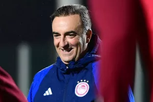 Ολυμπιακός: Ο Καρβαλιάλ τα λέει με τους παίκτες και κάνει focus για θετικό ντεμπούτο