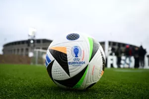 Η μπάλα του Euro 2024 θα έχει μικροτσιπ για τα οφσάιντ και τα χέρια!