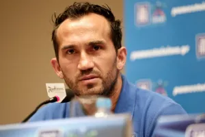  Ο Γκέκας σε πάγκο ομάδας της Super League 2
