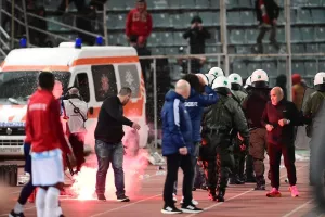 Επεισόδια και προσωρινή διακοπή στο Βόλος-Ολυμπιακός (φώτος)