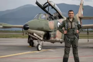Συγκινεί ο πατέρας του επισμηναγού που σκοτώθηκε στην Καλαμάτα: «Έφυγε έτσι όπως ήθελε, να πετάει»