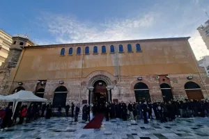 Η Θεσσαλονίκη αποχαιρετά τον Βασίλη Καρρά - Ουρές για το λαϊκό προσκύνημα