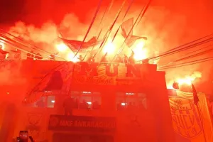 Οπαδοί αποθέωσαν και υποδέχθηκαν με καπνογόνα τον πρόεδρο που γρονθοκόπησε διαιτητή!