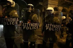 Στη Λεωφόρο τελικά οι έξι διμοιρίες των ΜΑΤ - Παρέμβαση του Αττικάρχη
