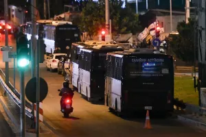 Οικονόμου για επεισόδια στον Ρέντη: "Κατονομάστηκε το άτομο που έδωσε τις φωτοβολίδες"