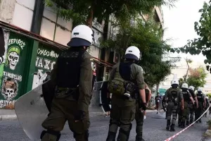 Αρνήθηκαν τα ΜΑΤ να πάνε έξω από τη Λεωφόρο σε ένδειξη διαμαρτυρίας για τον τραυματισμό συναδέλφου τους!