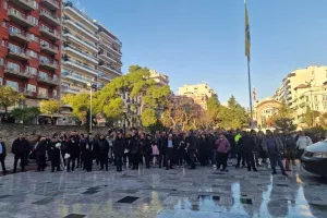 Η Θεσσαλονίκη αποχαιρετά τον Βασίλη Καρρά - Ουρές για το λαϊκό προσκύνημα