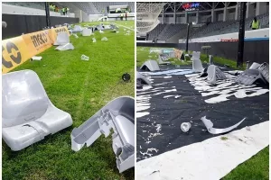 Σπασμένες καρέκλες και αντικείμενα στον αγωνιστικό χώρο (Φώτος)