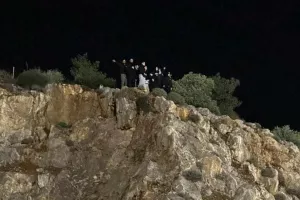Οπαδοί του ΠΑΟΚ έκαναν κερκίδα από το… βουνό στην Καισαριανή