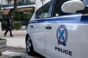 Περιστέρι: "Ήθελα να σώσω τη μητέρα μου" - Τα πρώτα λόγια του πατροκτόνου στους αστυνομικούς