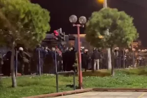 Βίντεο από τις εκατοντάδες προσαγωγές έξω από το "Μελίνα Μερκούρη"