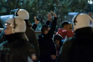 Επεισόδια στον Ρέντη: Ελεύθεροι εκατοντάδες προσαχθέντες