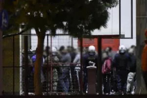 Αντιμέτωπος με βαριές κατηγορίες ο 18χρονος για τον σοβαρό τραυματισμό του αστυνομικού