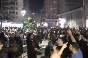 Sυγκινητική στιγμή/Θεσσαλονικείς τραγούδησαν Καρρά στο κέντρο της πόλης