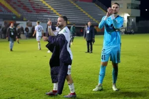 (ΒΙΝΤΕΟ Kerkida/φώτος) Χειροκροτήθηκαν και χειροκρότησαν στο φινάλε 