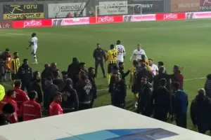 Χαμός στο Ινσταμπούλσπορ - Τράμπζονσπορ, οι γηπεδούχοι έφυγαν από το γήπεδογια τη διαιτησία!