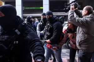 Στον ανακριτή κάτω από δρακόντεια μέτρα ο 18χρονος που ομολόγησε την επίθεση στον αστυνομικό