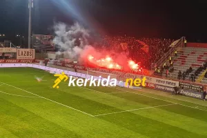 Είσοδος με φωτοβολίδες από τους ΑΕΚτζήδες (φώτος kerkida)
