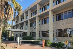 Από το πρωί στο δικαστήριο ο 22χρονος που έριξε την κροτίδα