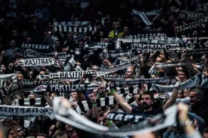 (Βίντεο) Σοβαρά επεισόδια με ρόπαλα και τσεκούρια μετά το Παρτιζάν-Ζαλγκίρις
