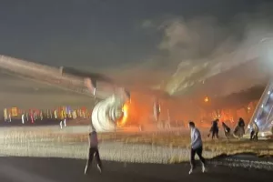 Οι επιβάτες του αεροσκάφους της Japan Airlines τρέχουν να σωθούν από τις φλόγες
