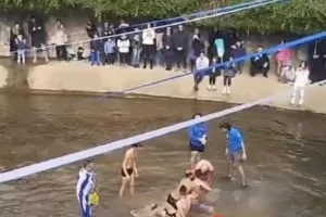 Πιάστηκαν στα χέρια για τον σταυρό στα Τρίκαλα: «Θα σκοτωθούν τώρα», φώναξε ο Μητροπολίτης (βίντεο)