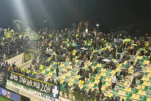 Βροχερό σκηνικό και... ομπρέλες
