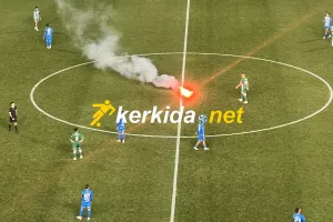 Φωτοβολίδα στον αγωνιστικό χώρο και ολιγόλεπτη διακοπή