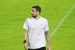 Θανέλας στη κορυφή