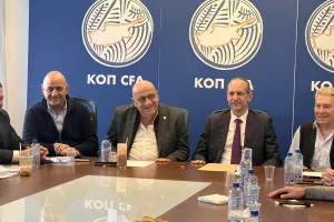 Βγήκαν... χαρούμενοι