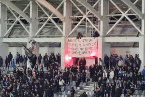 Πανό... αντίδραση από τους Απόλλωνίστες