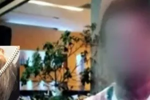 "Μίλα ρε κ@θ@κ@, πού είναι το παιδί μου; Τέρας" - Η μάνα του Μπάμπη ουρλιάζει όταν φυγαδεύουν τον κρεοπώλη