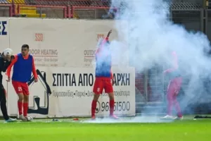 Νέα Σαλαμίνα-ΑΠΟΕΛ/Χειροπέδες σε 24χρονο για τη ρίψη κροτίδας