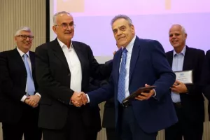 Η ΕΑΚ παρουσίασε το βιβλίο των 50χρονων και τίμησε τους πρωτεργάτες της (φώτος)