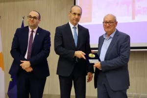 Η ΕΑΚ παρουσίασε το βιβλίο των 50χρονων και τίμησε τους πρωτεργάτες της (φώτος)