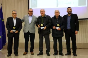 Η ΕΑΚ παρουσίασε το βιβλίο των 50χρονων και τίμησε τους πρωτεργάτες της (φώτος)