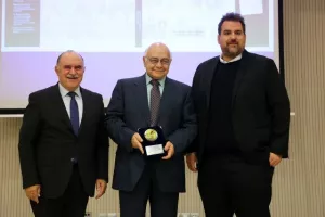 Η ΕΑΚ παρουσίασε το βιβλίο των 50χρονων και τίμησε τους πρωτεργάτες της (φώτος)