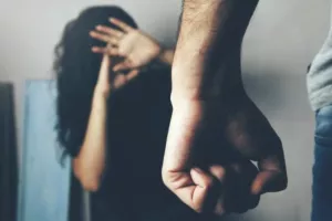 Πήδηξε από τον δεύτερο όροφο για να γλιτώσει από την μανία του συντρόφου της