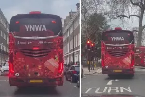 Πρόστιμο στον οδηγό της Λίβερπουλ για παραβίαση… κόκκινου φαναριού!