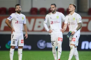 "Ψηλά τα κεφάλια" αλλά... επείγουν αλλαγές!