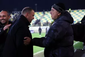 Ωραίο με Καραπατάκη/ Κατέβηκε κάτω και... μοίρασε συγχαρητήρια! (Φώτος)