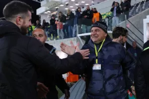 Ωραίο με Καραπατάκη/ Κατέβηκε κάτω και... μοίρασε συγχαρητήρια! (Φώτος)